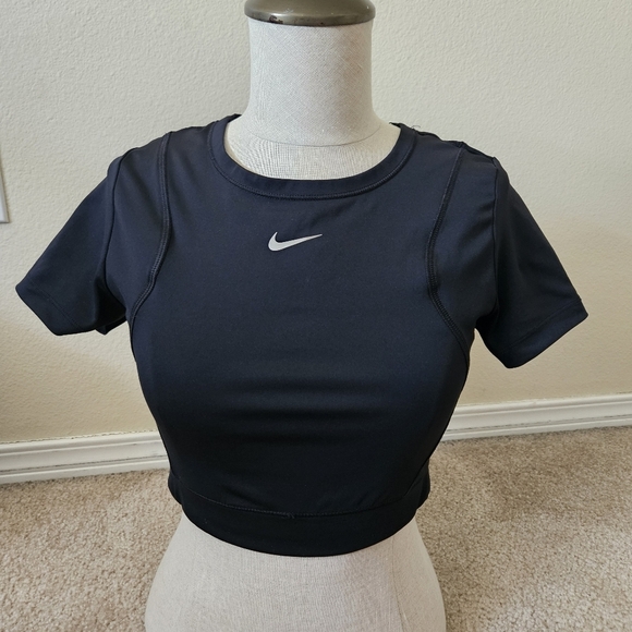 Nike Training Aeroadapt crop top in black S - Picture 1 of 9